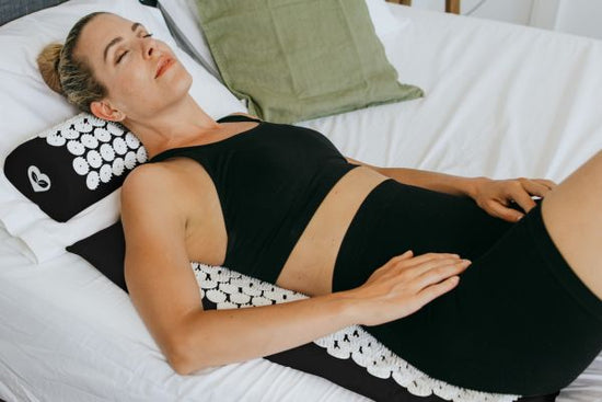 Vrouw op de spijkermat tegen ijzertekort met de oorzaak stress