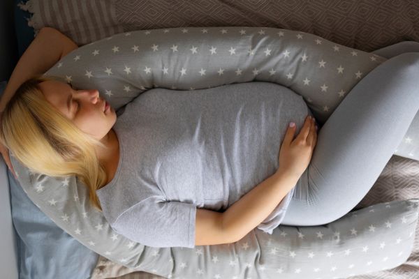 Zwangere vrouw goede houding voor slaap
